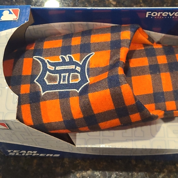 Detroit Tigers Men’s Slippers - Picture 4 of 6